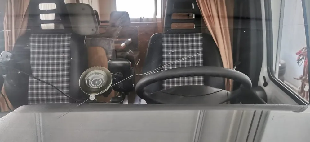 Innenraum eines Fahrzeugs während des Scheibenwechsels